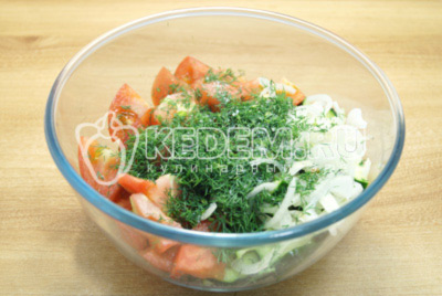 Добавить мелко нашинкованный укроп и посолить салат по вкусу.