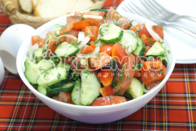 Самый простой салат из свежих помидоров и огурцов готов