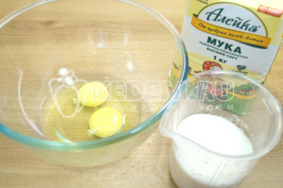 В миске взбить яйца с сахаром, 5-7 минут до пышной пены.