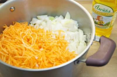 Добавить мелко нашинкованный лук и тертую морковь.