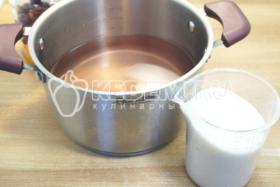 Слить воду из банок в кастрюлю, добавить сахар из расчета на 1 литр воды 200 г сахара и вскипятить сироп.