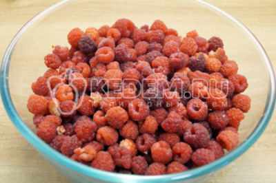 Собрать свежие ягоды малины и перебрать от сора.