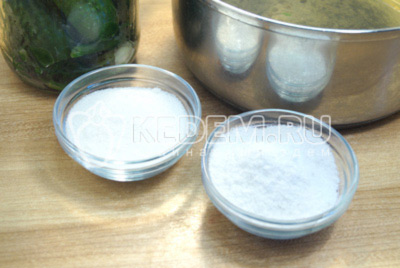 Воду слить в кастрюлю, добавить из расчета на 1 литр 2 ст. ложки сахара и 2 ст. ложки соли.