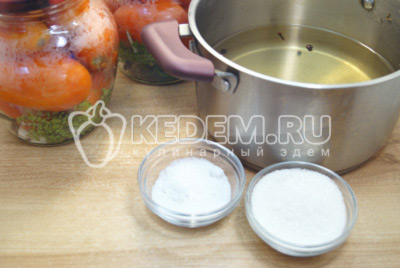 Воду слить с банок в кастрюлю и добавить на 1 литр 2 ст. ложки соли и 3 ст. ложки сахара. Вскипятить маринад.