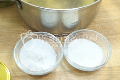 Воду слить в банки и добавить из расчета на 1 литр 2 ст. ложки соли, 2 ст. ложки сахара. Маринад вскипятить.