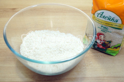 Длиннозерный рис ТМ «Алейка» промыть и выложить в миску.