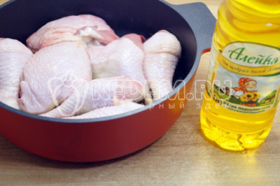 Кусочки курицы выложить в сотейник, добавить натуральное нерафинированное подсолнечное масло ТМ «Алейка», от щедрых полей Алтая, обжарить переворачивая 10-12 минут.