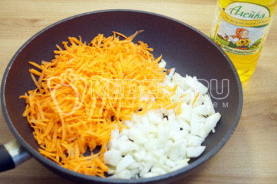На сковороде на натуральном нерафинированном масле ТМ «Алейка» обжарить мелко нашинкованный лук и тертую морковь.