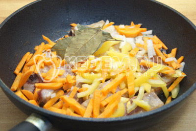 Добавить овощи и лавровый лист, готовить 3-4 минуты на среднем огне помешивая.