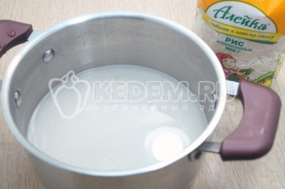 Переложить промытый рис ТМ «Алейка» в кастрюлю и залить холодной водой, так чтобы прикрывала рис. Варить, после закипания, на среднем огне до готовности 12-15 минут.