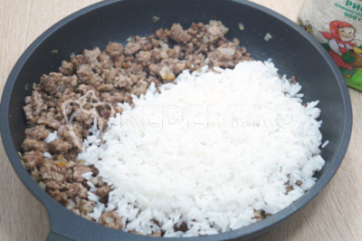 Отварной рис добавить в сковороду с мясным фаршем и перемешать.