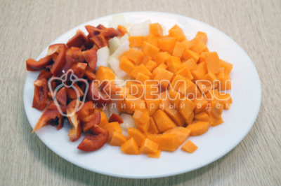 Луковицу, морковь и болгарский перец нарезать кубиками.