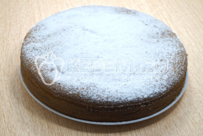 Готовый пирог остудить и вынуть из формы. Присыпать верх пирога 1 ст. ложкой сахарной пудрой.