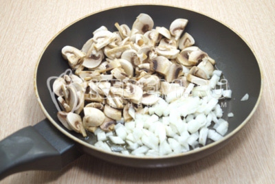 На сковороде с 2 ст. ложками растительного масла обжарить нарезанные грибы и одну мелко нашинкованную луковицу.