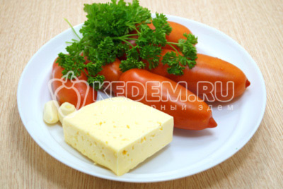 5-6 помидор и зелень петрушки промыть и обсушить, 100 грамм сыра натереть на терке, 2 зубчика чеснока очистить.