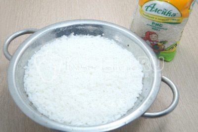 Готовый рис откинуть на дуршлаг и дать воде стечь.