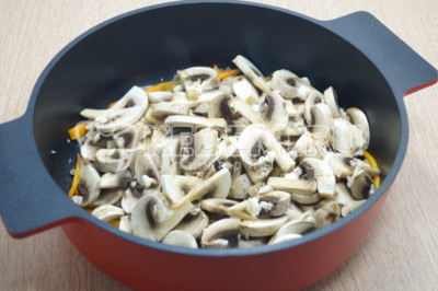 Добавить в сотейник нарезанные грибы и готовить 4-5 минут.
