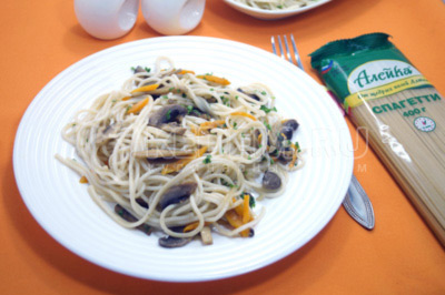Спагетти с шампиньонами и овощами готовы