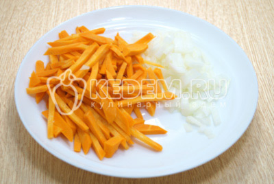 1 морковь и 1 луковицу очистить, лук мелко нашинковать, морковь нарезать соломкой.