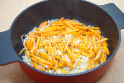 В сотейнике разогреть 3 ст. ложки растительного масла и обжарить лук с морковью, 2-3 минуты.