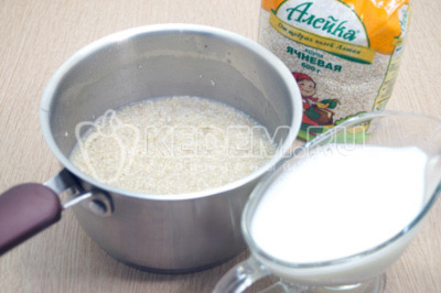 Добавить 400 мл молока, 1/4 ч. ложки соли и варить на медленном огне 15 минут.