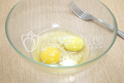 2 яйца взбить в миске с щепоткой соли.