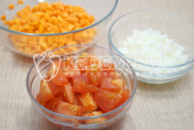 Луковицу и морковь очистить, 3 помидора промыть. Нарезать овощи кубиками.