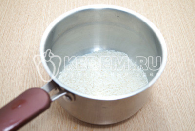 100 г риса промыть, залить водой, так чтобы покрывала рис и сварить до полу готовности, 12-15 минут.