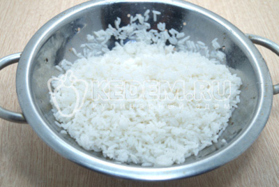 Рис откинуть на сито, промыть и остудить.