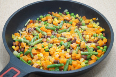 Выложить овощи на сковороду и обжарить 3-5 минут, помешивая.