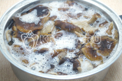Отварить грибы, после закипания варить 10-15 минут.