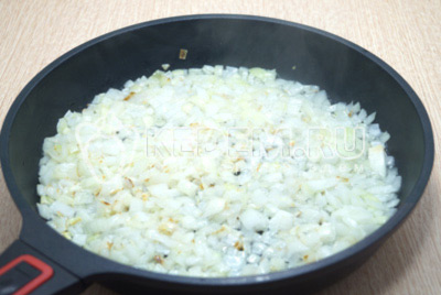 В сковороде разогреть 30 мл растительного масла, добавить мелко нашинкованный лук и готовить 1-2 минуты.