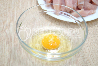1 яйцо взбить в миске с щепоткой соли.