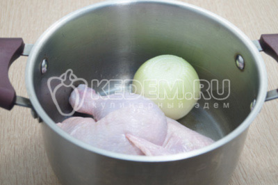 Сложить в кастрюлю курицу и луковицу, залить 3 литрами воды.