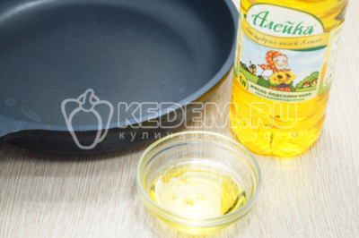 На сковороде разогреть 30 мл натурального нерафинированного подсолнечного масла ТМ «Алейка», от щедрых полей Алтая.