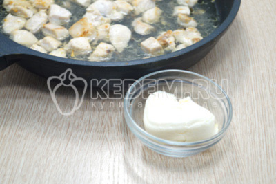 Добавить 2 ст. ложки плавленного сыра и хорошо перемешать курицу с сыром.