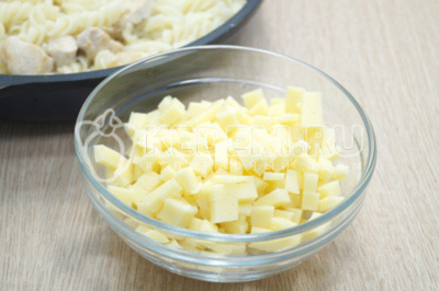 200 г любимого твердого сыра нарезать мелкими кубиками.