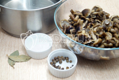 В кастрюлю для маринада налить 1 литр воды, добавить 2 лавровых листа, 5-7 горошин черного душистого перца и 2 ст. ложки соли.