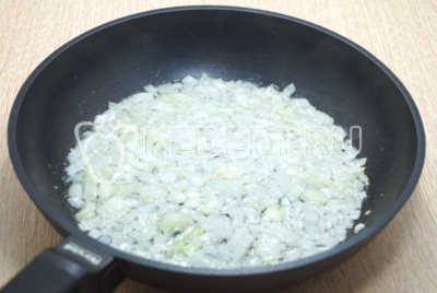 На сковороде разогреть 30 мл растительного масла и обжарить лук 1-2 минуты.