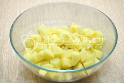 3-4 картофелины очистить и нарезать кубиками.