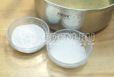 Воду слить в кастрюлю и добавить на 1 литр по 2 ст. ложки соли и сахара.