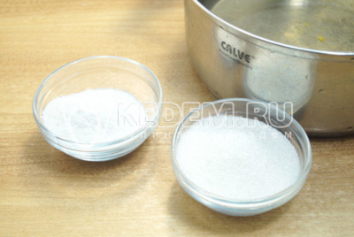 Воду слить в кастрюлю, на 1 литр добавить 1,5 ст. ложки соли и 3 ст. ложки сахара. Рассол вскипятить.