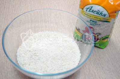 200 грамм длиннозерного риса промыть в воде.