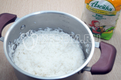 Выложить рис в кастрюлю, залить водой на 1, 5 см выше уровня риса и поставить варить на средний огонь, разварить до полуготовности риса 10-15 минут.