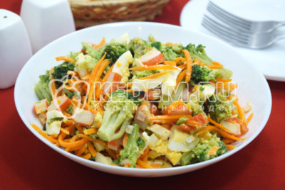 Салат с брокколи и корейской морковью готов