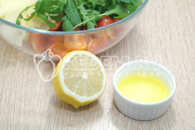 2 ст. ложки оливкового масла смешать с небольшим количеством лимонного сока, примерно 1 чайной ложкой.