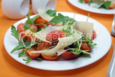 Салат из рукколы с помидорами черри готов