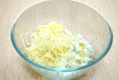 Нарезать в миску кубиками отварные яйца и натереть на терке 100 г сыра.
