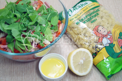 Посолить по вкусу, заправить 2 ст. ложками растительного масла с 1/4 ч. ложкой лимонного сока.