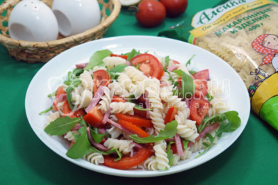 Салат с макаронами, салями и помидорами готов